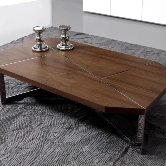 Mesa de centro Tita em madeira com embutidos metálicos e dois castiçais prateados