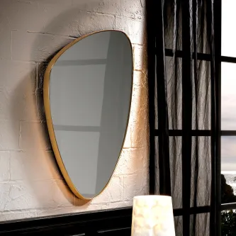 Espelho Orio Trio II forma triangular com moldura dourada numa parede branca