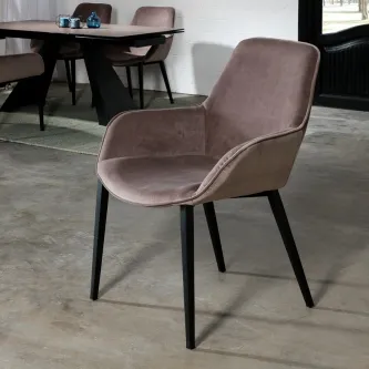 Cadeirão Makia estofado veludo rosa antigo com braços e pernas pretas