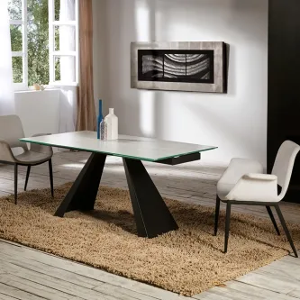 Mesa Alai com tampo castanho e base metálica em X numa sala de jantar