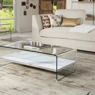 Mesa de centro Sonoma de vidro curvo com prateleira branca junto a sofá