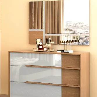 Cómoda com espelho Line New em madeira clara e frentes brancas com acessórios de maquilhagem