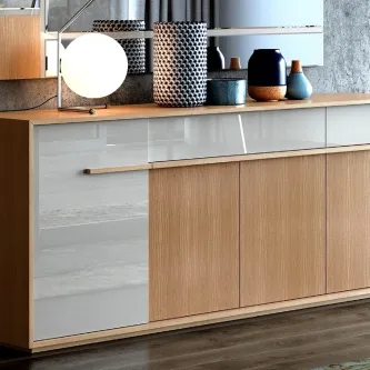 Aparador Line New em madeira clara com frentes lacadas, candeeiro esférico e vasos