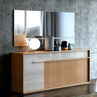 Aparador com espelho Line New em madeira clara, portas brancas e objetos decorativos