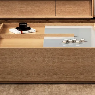 Mesa de centro Line New em madeira com nichos e tabuleiro branco com velas