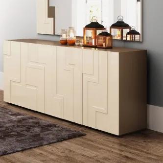 Aparador Deco New bege com frentes geométricas, tampo escuro e lanternas decorativas