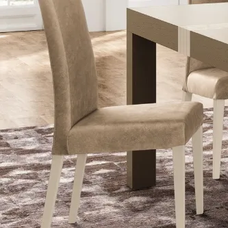 Cadeira Deco New bege estofada com costas altas e pernas brancas