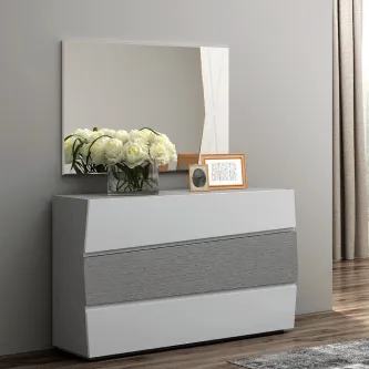 Cómoda branca com gavetas e espelho retangular, vaso de flores e moldura