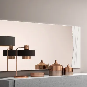 Espelho Grande Light retangular sobre móvel com candeeiro preto e acessórios cobre