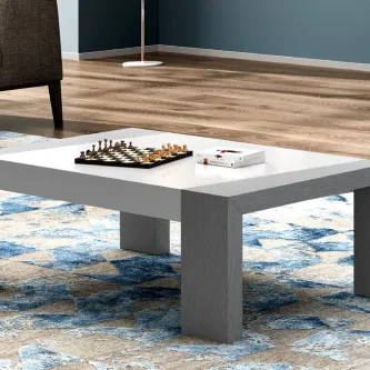 Mesa de centro light branca com pernas cinzentas, tabuleiro de xadrez e livro sobre tapete
