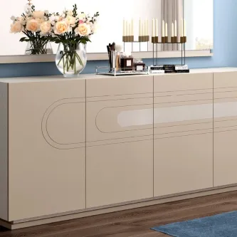 Aparador Egg New bege com frisos ovais, decorado com vaso de flores e castiçais