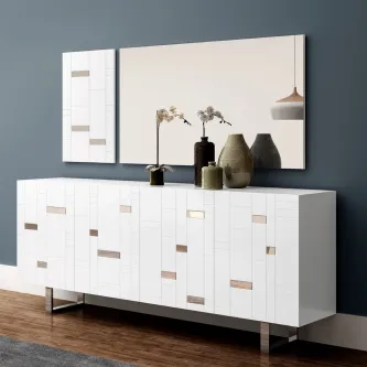 Aparador branco com padrões geométricos, espelho rectangular e vasos decorativos
