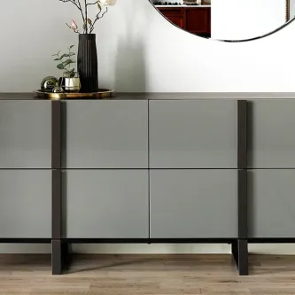 Cómoda Andres cinzenta moderna com espelho redondo e objetos decorativos