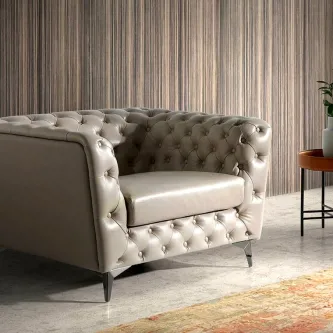 Poltrona Amper em pele capitonê bege com pés metálicos