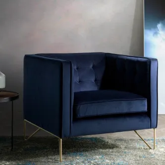 Poltrona Carmona azul escura com pernas metálicas douradas e design quadrado