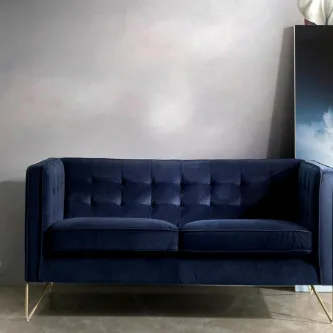 O sofá Carmona é a escolha ideal para os momentos de relaxamento. Com seu design moderno e aconchegante, é perfeito para duas pessoas desfrutarem da melhor forma possível.