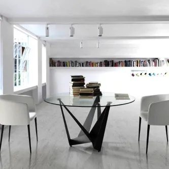Mesa de vidro Glass Top redonda com base negra escultórica e pilha de livros