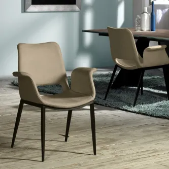 Cadeirão Sowa bege com braços e pés pretos, sala de jantar minimalista