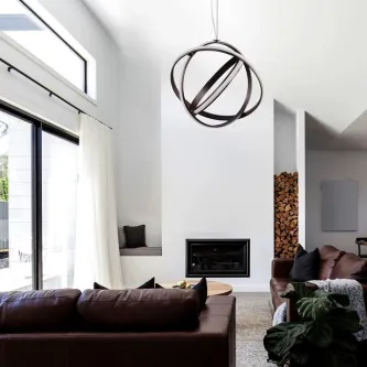 Candeeiro de teto Pertone em anéis metálicos pendente sobre sala moderna