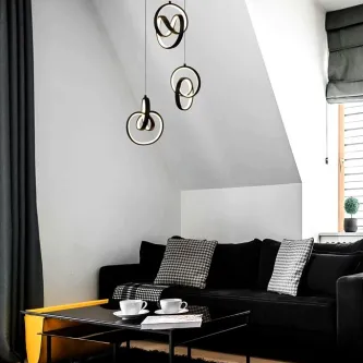 Candeeiro de teto rings 3l com três anéis LED suspenso sobre sofá preto