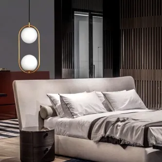 Candeeiro de teto Obitar Duplo dourado com duas esferas brancas junto à cama