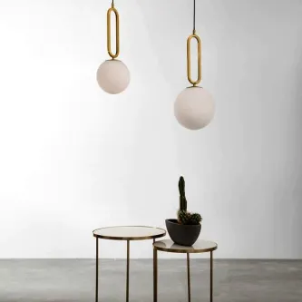 Candeeiro de teto Grus Gold dourado com duas esferas de vidro opalino pendentes