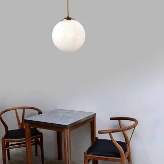Candeeiro de teto Athena Round branco esférico suspenso sobre mesa com duas cadeiras