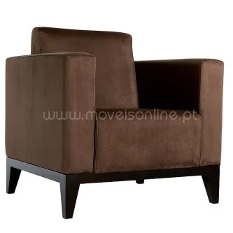 Poltrona Maple Camelot estofada castanha com pés de madeira escura