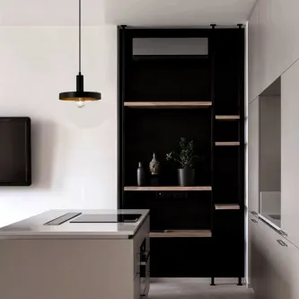 Candeeiro de teto Garni 1L pendente preto com anel dourado sobre ilha de cozinha