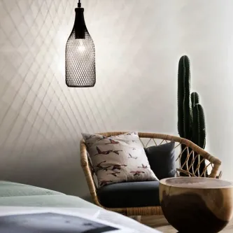 Candeeiro de teto Neva One em rede metálica ilumina cadeira rattan e cacto