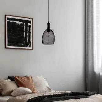 Candeeiro de teto Neva 1L preto em rede pendurado junto à cama minimalista