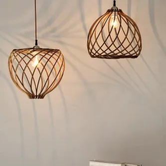 Candeeiro de teto Adana com duas cúpulas em treliça de rattan a projetar sombras