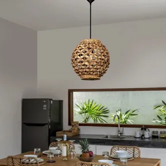 Candeeiro de teto Griffin Round em rattan redondo suspenso sobre mesa de jantar