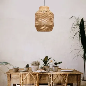 Candeeiro de teto Mia de palha trançada pendurado sobre mesa rústica com plantas