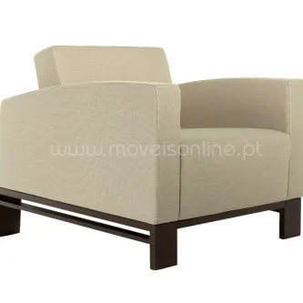 Poltrona Maple Cassis C bege com estrutura de madeira escura
