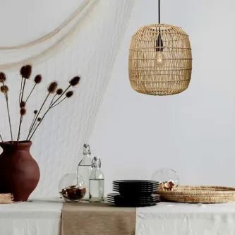 Candeeiro de teto Melody em rattan pendente sobre mesa decorada