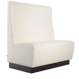 Poltrona Maple Jazz de assento e costas estofadas em creme com base em madeira escura