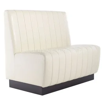 Maple Rock assento estofado creme com ranhuras verticais e base em madeira escura