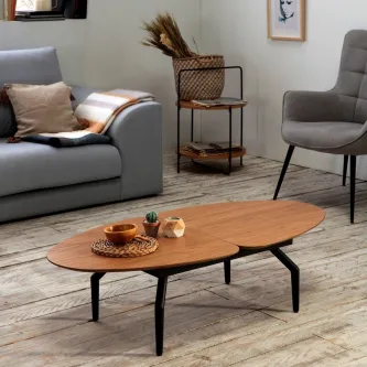 Mesa de centro Alda oval em madeira clara com pés metálicos pretos