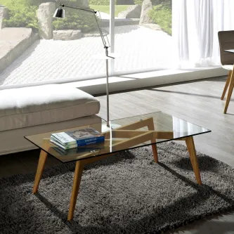 Mesa de centro Janis com tampo de vidro e pernas de madeira sobre tapete