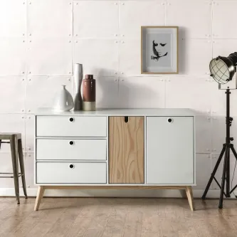 Aparador Kiara branco com painel em madeira clara e pernas inclinadas