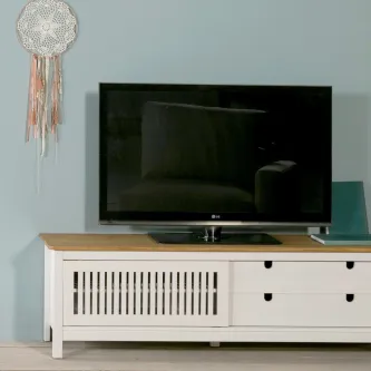 Móvel TV Bruna branco com tampo em madeira e TV preta