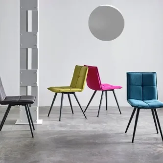 Cadeira Zoe em quatro cores, cinzento, verde, rosa e azul, com pernas pretas