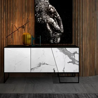 Aparador Kerala branco com frente mármore, estrutura preta, parede ripada e quadro