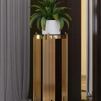 Floreira Tubes dourada em tubos verticais com vaso branco e planta verde