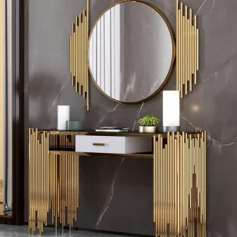 Consola dourada com tubos verticais e espelho redondo dourado