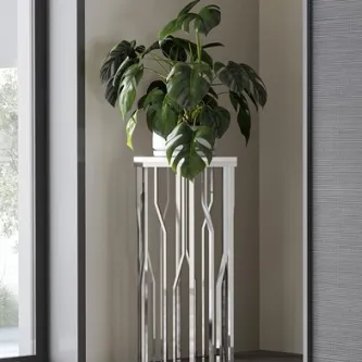 Floreira Strain metálica alta com design geométrico e planta verde
