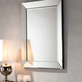 Espelho Gallery retangular com moldura chanfrada, pendurado na parede junto a candeeiro