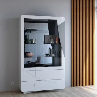 Vitrine Guadiana branca com portas de vidro e prateleiras com objetos decorativos