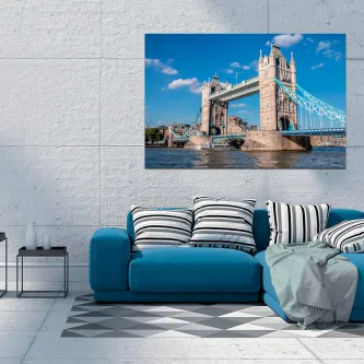 Quadro Ponte de Londres pendurado numa parede branca acima de sofá azul